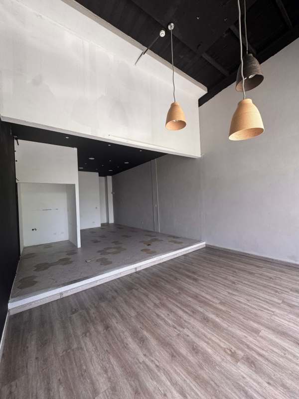 Unfurnished retail interior with high ceiling Plaza SF69 San Francisco Panama City