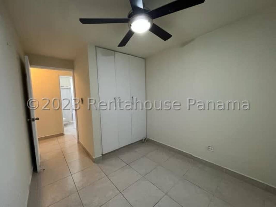 Bedroom with ceramic floors, built-in wardrobe PH Splendor Panama City