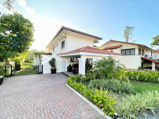 Luxury Villa for Sale in Clayton - 4 bedrooms