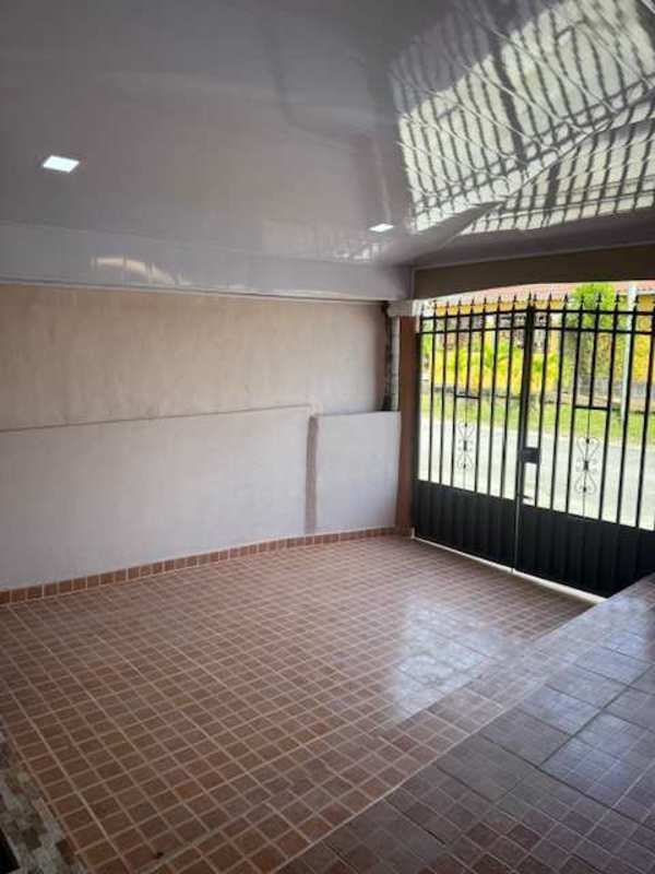 Tiled garage with decorative metal gate and glossy white ceiling Los Portales Pacora