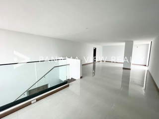 Penthouse Apartment for Sale in Bella Vista - 4 bedrooms