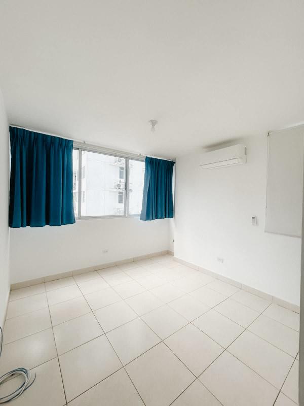 Bedroom with built-in closet, ceiling fan, tiled floor in PH Central Park La Loma Panama