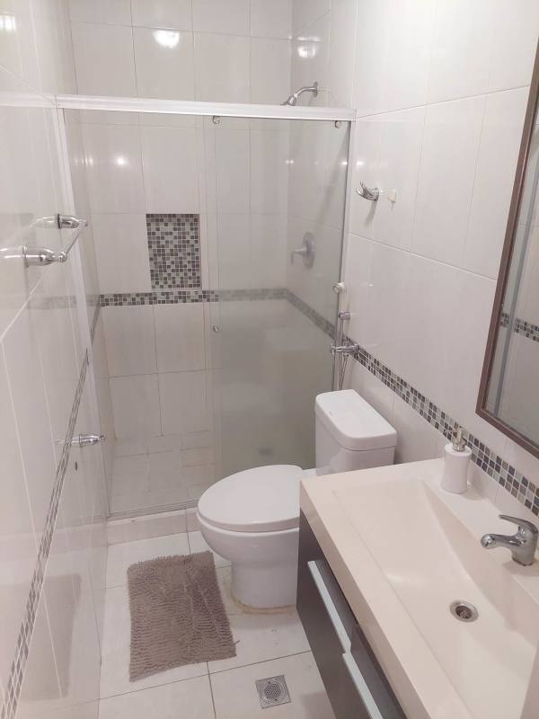 Contemporary bathroom with glass shower in PH Edison Park Panama