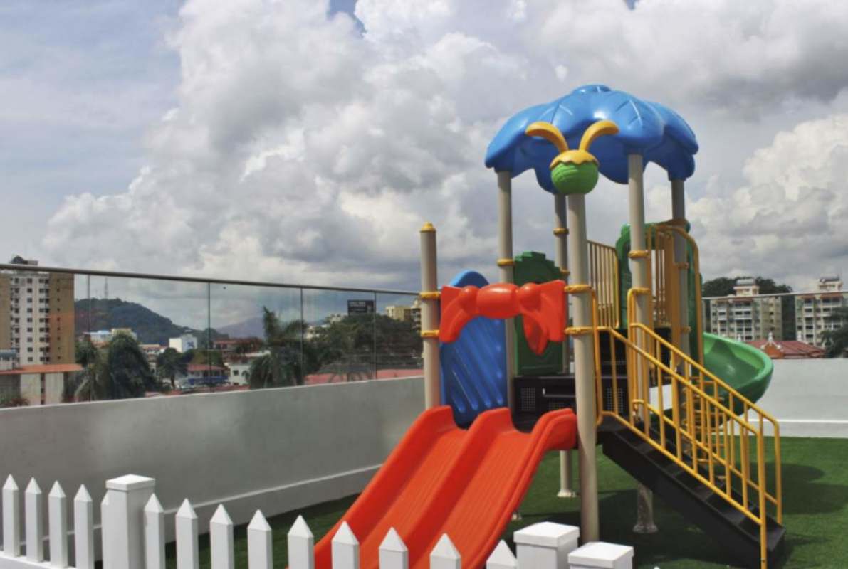Infinity swimming pool with sun terrace and city views at Altamira Residences Bella Vista Panama
