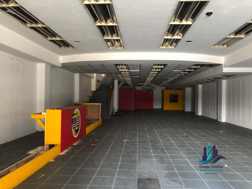 Spacious open commercial space with tiled floor and industrial ceiling in Calidonia Panama City