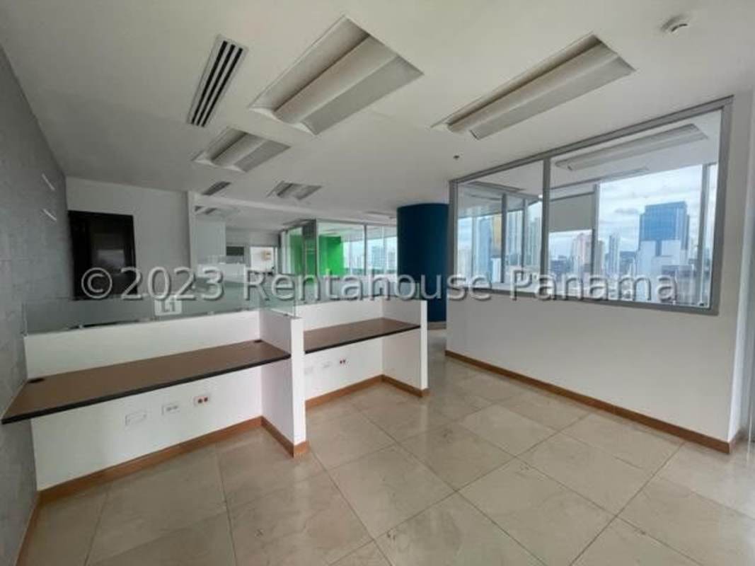 Large open commercial space with floor-to-ceiling windows in F&F Tower Obarrio with skyline view