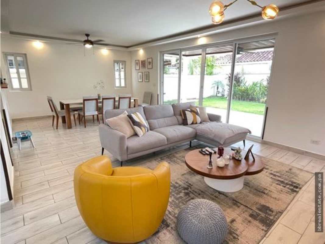 Remodeled kitchen with quartz countertops, breakfast bar, modern cabinetry in Villa Valencia Costa Sur Panama