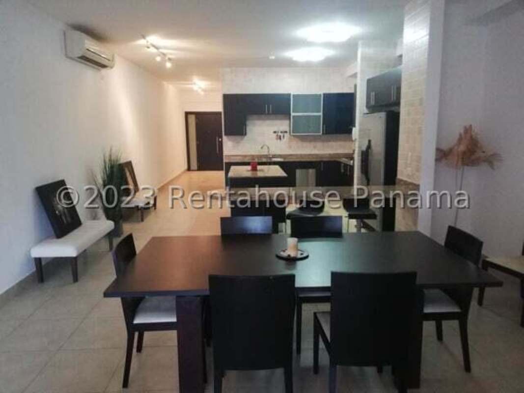 Infinity rooftop pool and jacuzzi terrace overlooking bay and skyline at PH Amador Marina