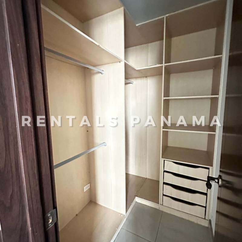 Bedroom with large windows, built-in closet in PH The Cosmopolitan San Francisco Panama