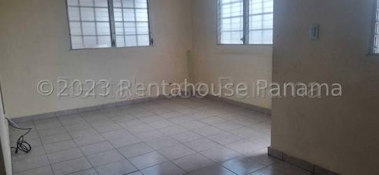 Simple bathroom with light tiles and fixtures Bosque Dorado La Chorrera