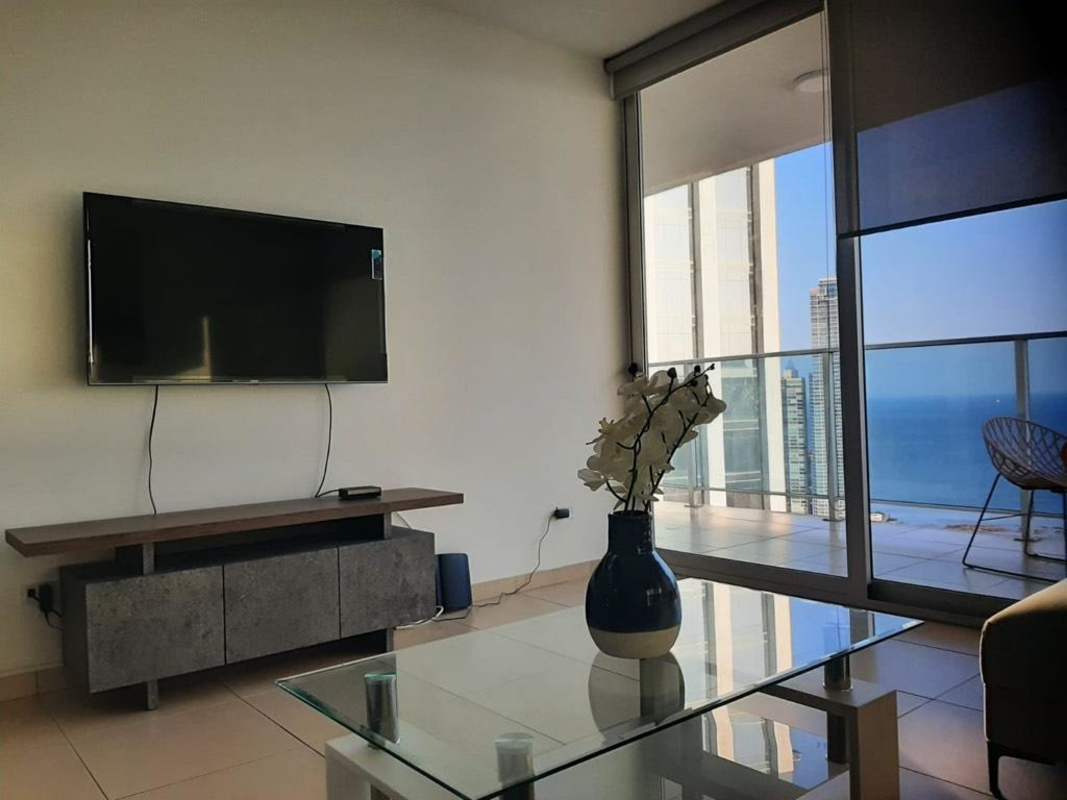 Fully equipped modern kitchen with granite countertop in furnished apartment PH BICSA Avenida Balboa Panama