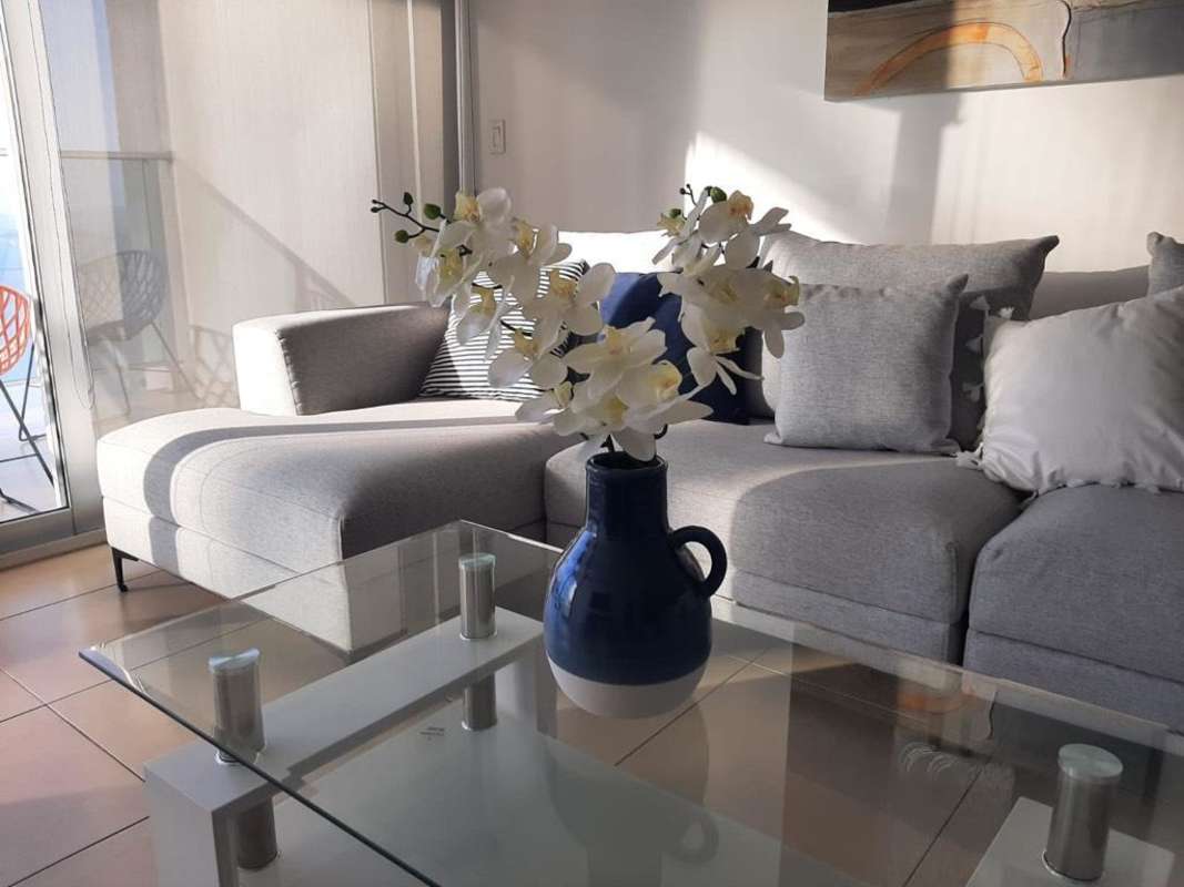 Bright living room furnished with floor-to-ceiling windows and ocean views PH BICSA Avenida Balboa Panama