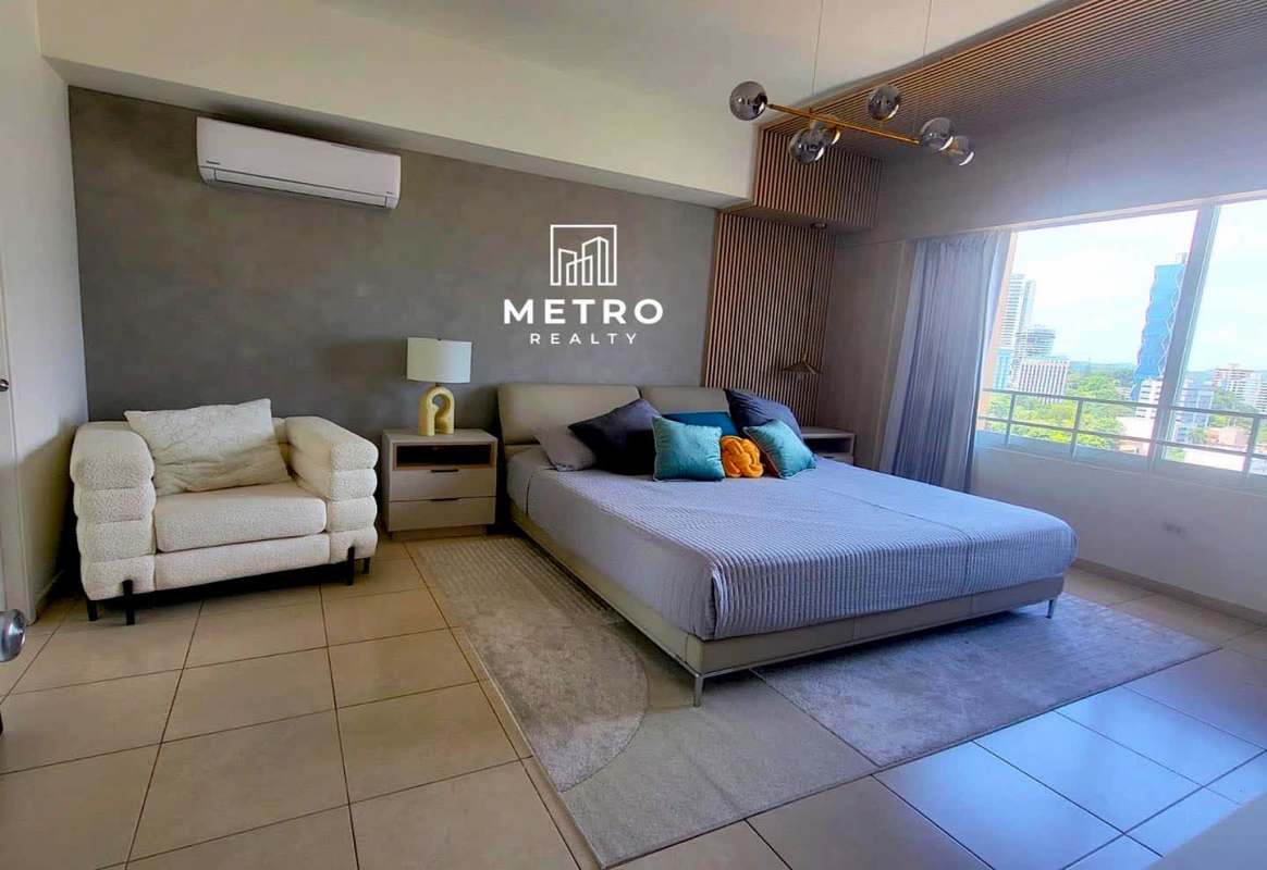 Bedroom with queen bed, built-in desk and shelving in PH Vista del Mar Panama City