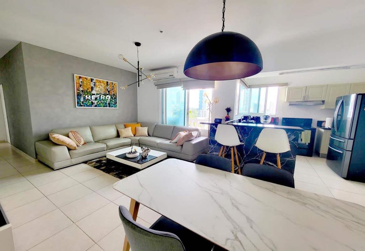 Large master bedroom featuring king bed, walk-in closet, bay view window in PH Vista del Mar Panama