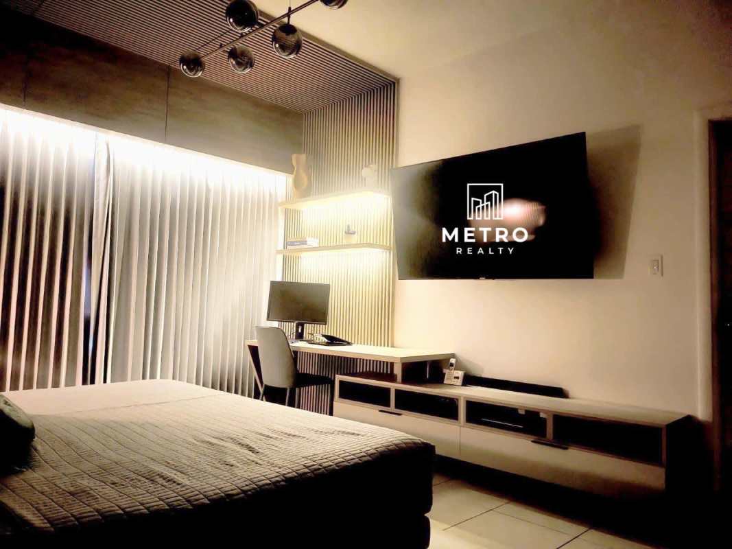 Remodeled bathroom with glass shower and floating vanity in PH Vista del Mar Panama