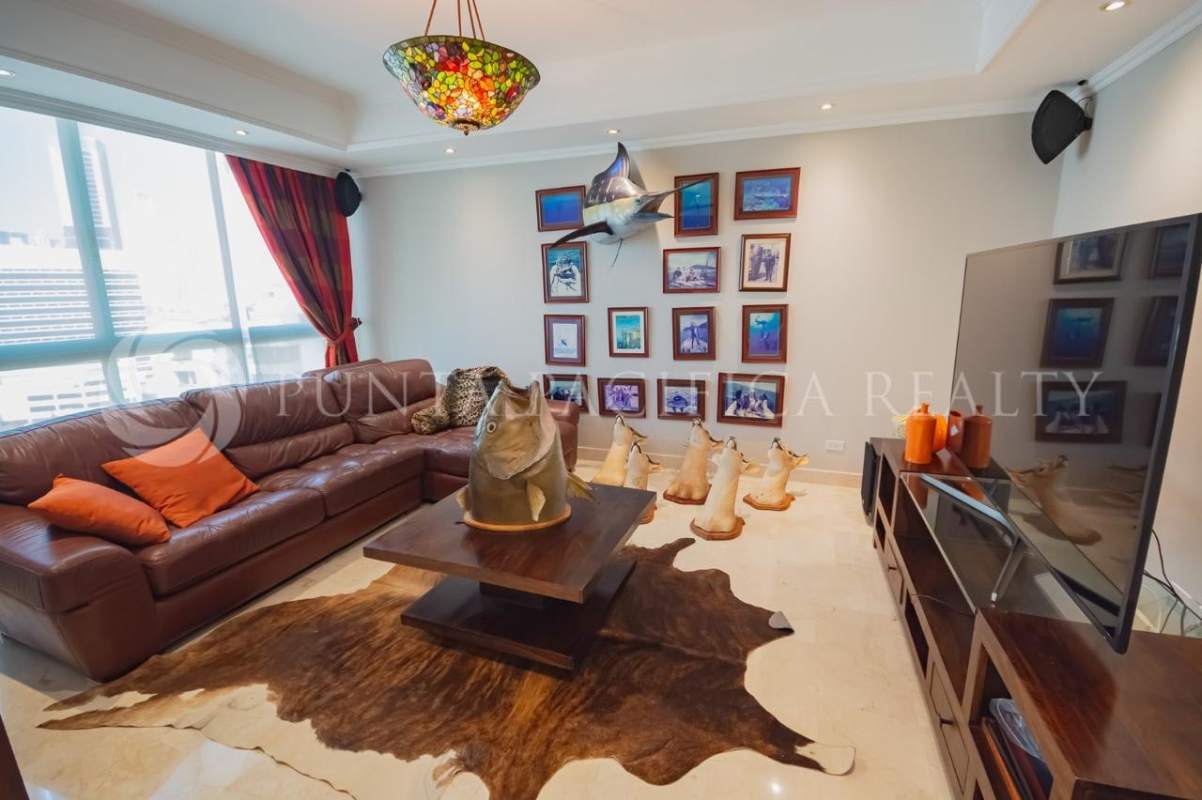 Dining room with glass table, chandelier, marble flooring PH Bahia Esmeralda Panama