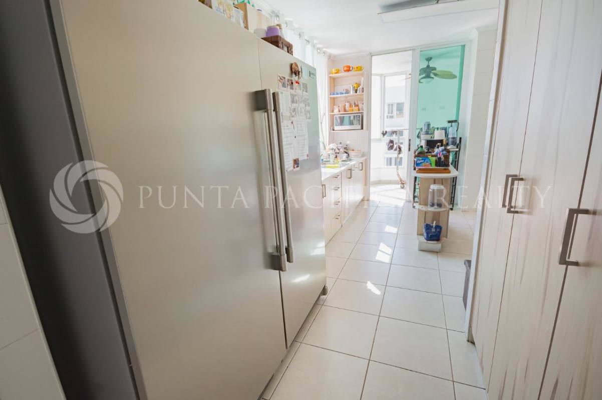 Contemporary kitchen with granite counters, appliances PH Bahia Esmeralda Panama City