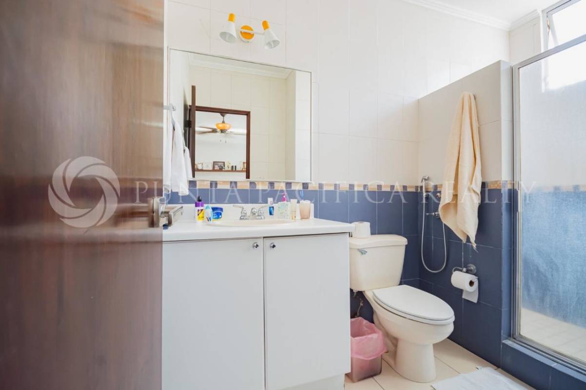 Modern bathroom with glass shower, vanity and mirror in PH Bahia Esmeralda Marbella Panama