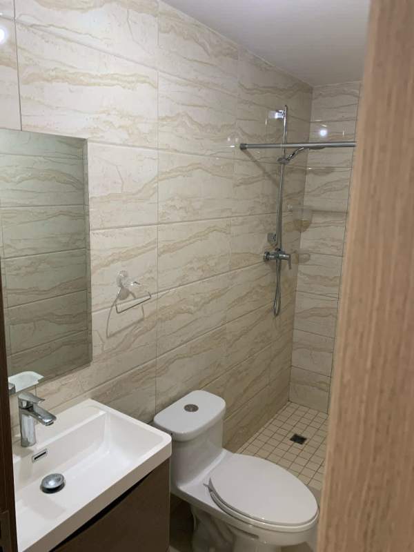 Stylish bathroom with tiled walls and walk-in shower at PH Epoca Obarrio Panama