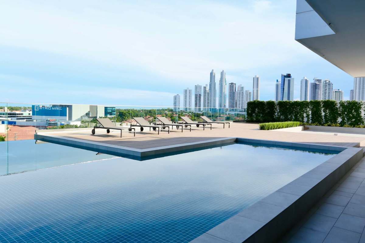 Luxury infinity pool with skyline view rooftop amenities PH GreenGarden Santa María Panama