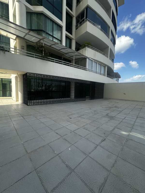 Entry hallway with tile floors and ample natural light in Edison Park apartment Panama