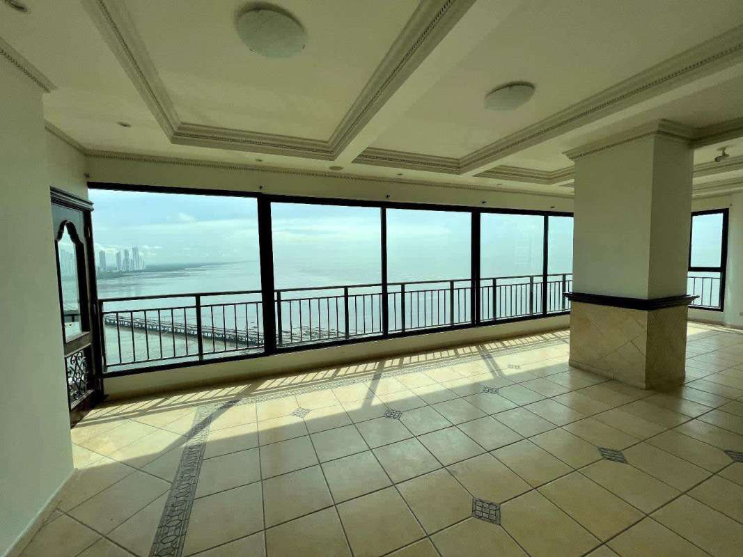 Ample dining area with panoramic sea view windows in PH Panamar Coco del Mar Panama