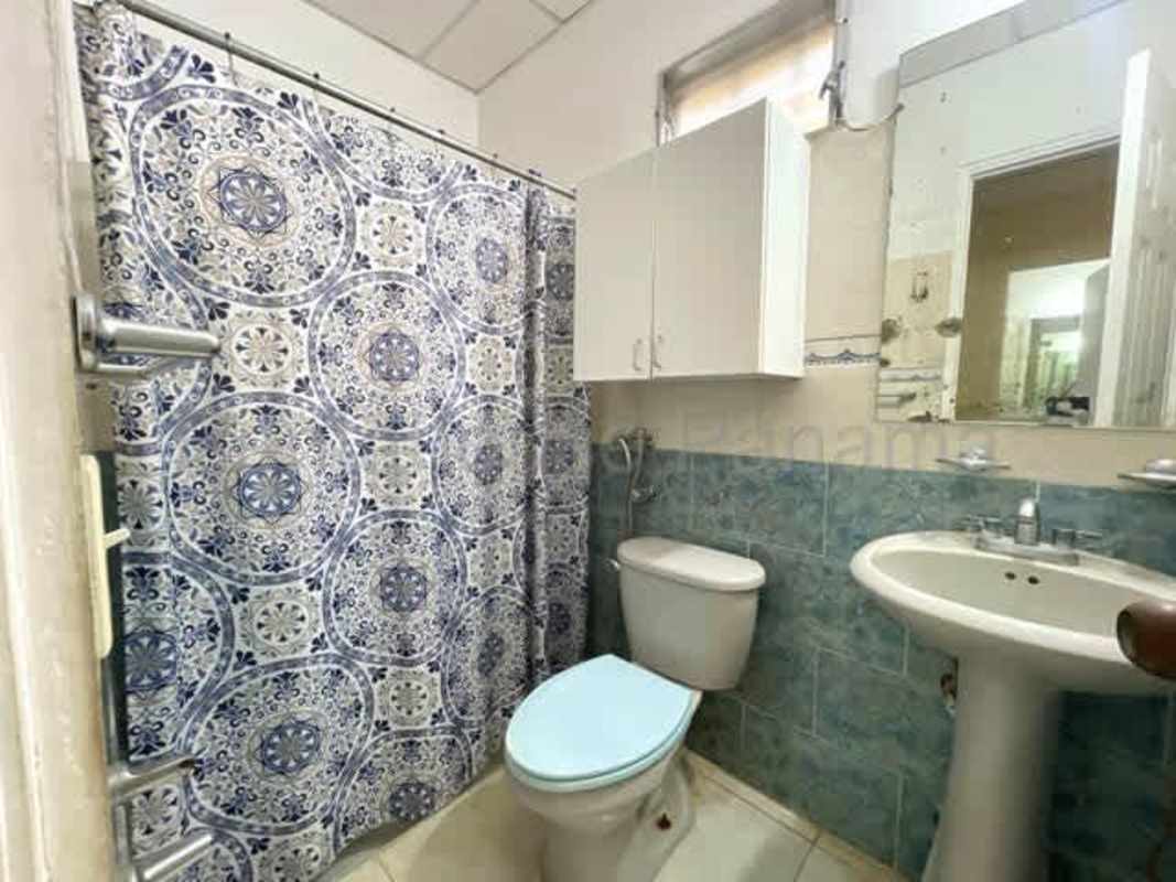 Bathroom with pedestal sink, shower curtain, toilet in house for rent San Antonio Altos de las Praderas Panama