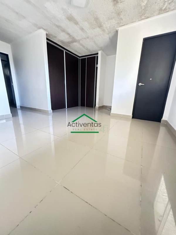 Spacious master bedroom with ceramic tile, closet and AC at Altamira Gardens Panama