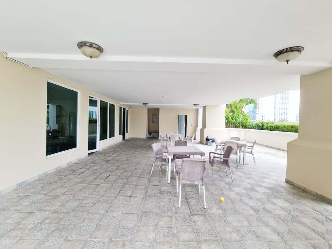 Spacious master bedroom with closet, ensuite bathroom, tile floor PH Vivaldi El Cangrejo Panama