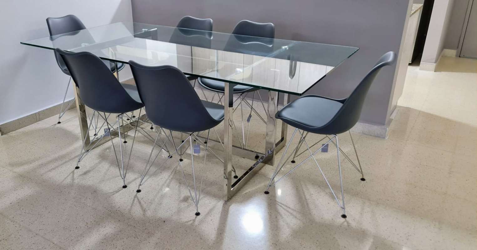 Bathroom with large mirror, glass shelves, stylish sink and decorative tile in PH Minerva El Cangrejo