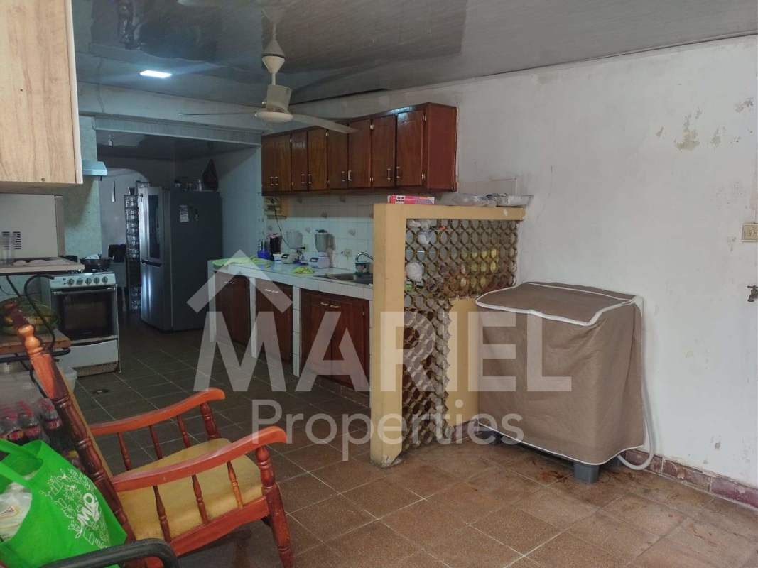 Kitchen with wood cabinets in house for sale Don Bosco Juan Díaz Panama