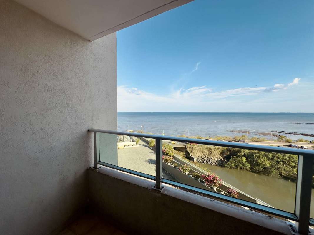 Kitchen with laundry ready for renovation PH Terrasol San Francisco Panama