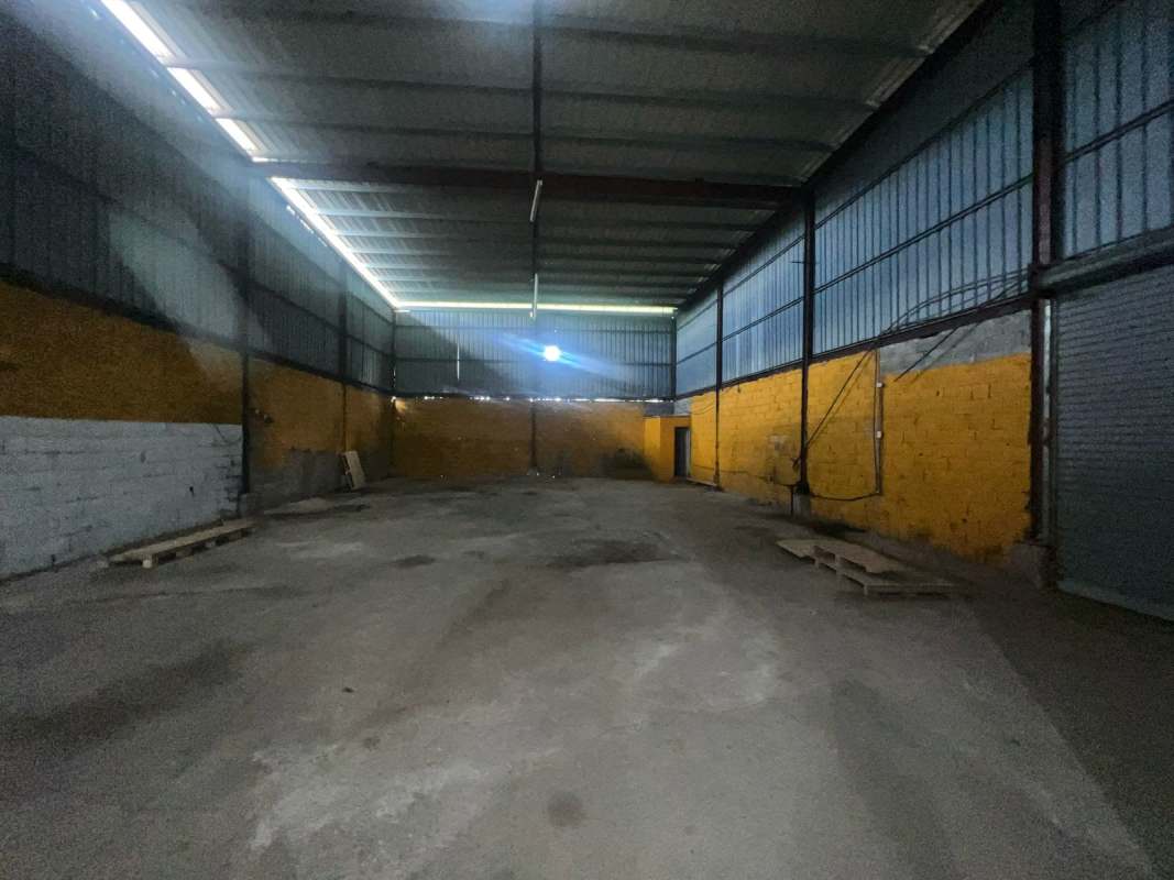 Industrial warehouse with high ceiling, concrete floor, skylights, metal walls in Las Mañanitas Panama