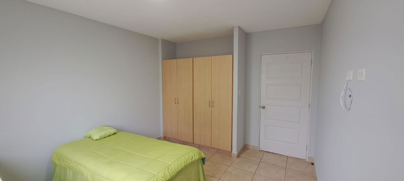 Minimalist room with bed and closet PH Alpes Paseo del Norte Brisas del Golf Panama City