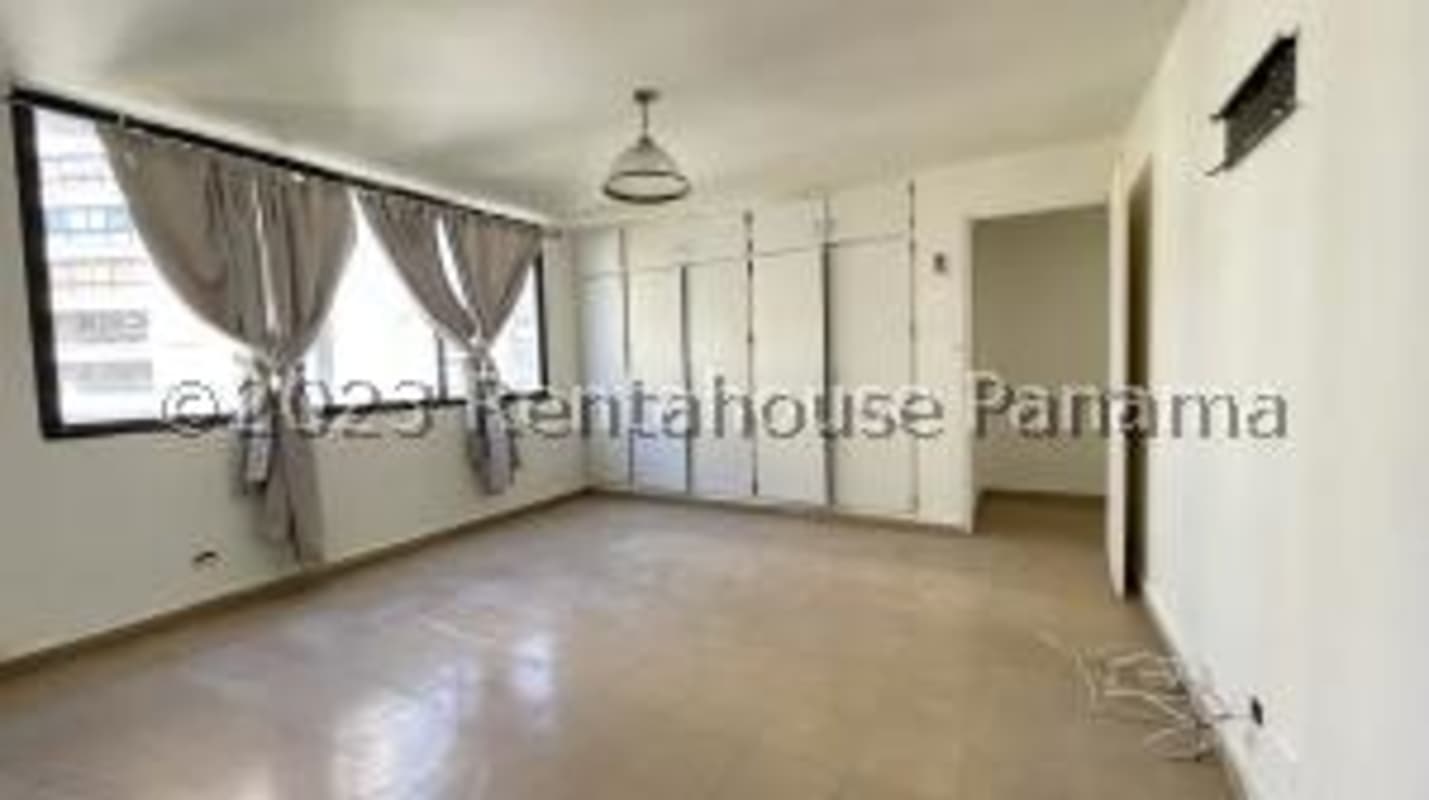 Bright second bedroom ensuite bathroom PH Tiffany Punta Paitilla Panama