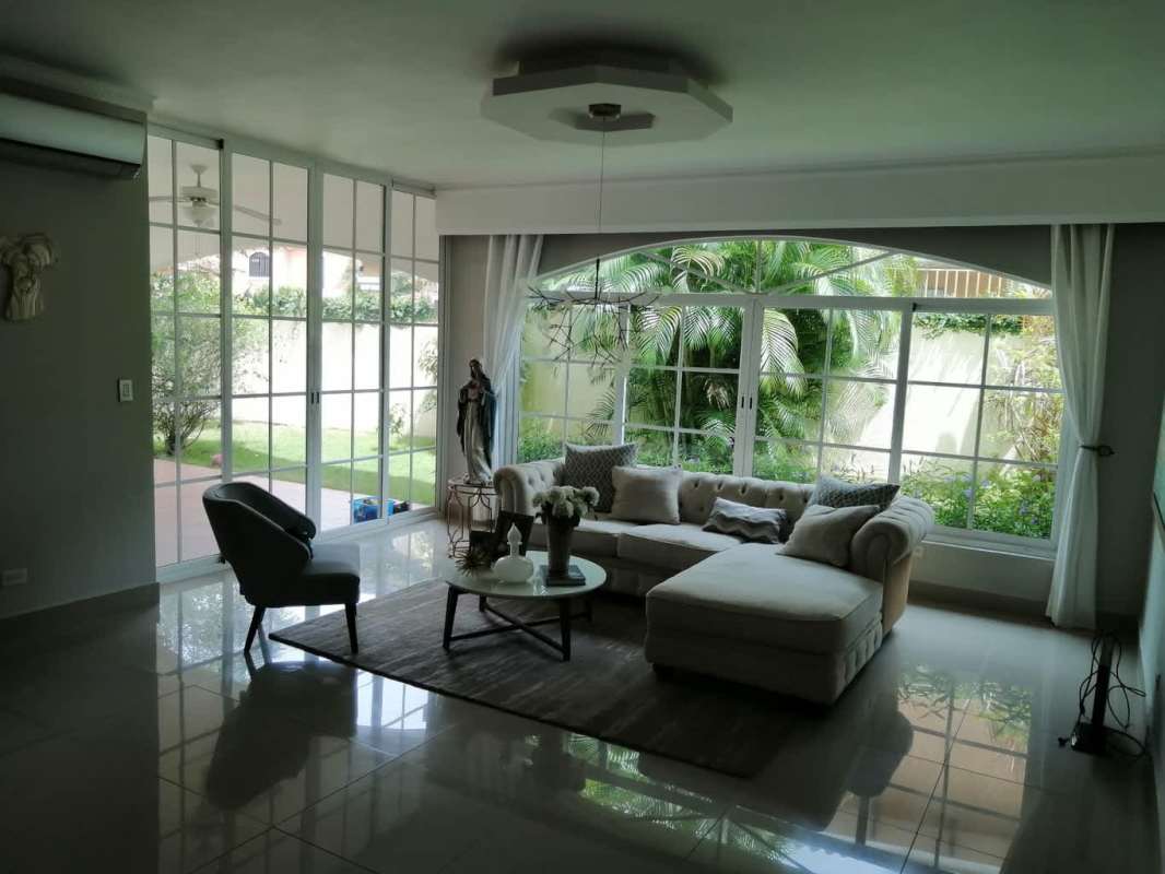 Elegant 3BR 3.5BA House in PH Green Field Clayton