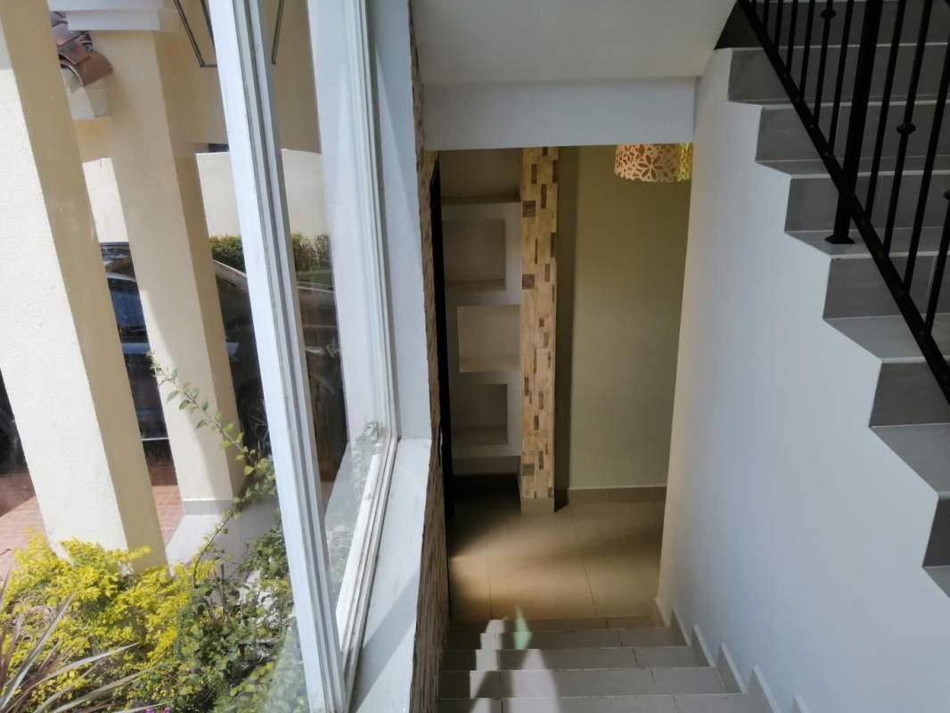 Spacious living room with large sliding doors, bright space overlooking garden in Green Field house Panama