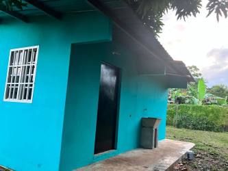 Front porch area and grassy front yard of rural Ocú house for sale