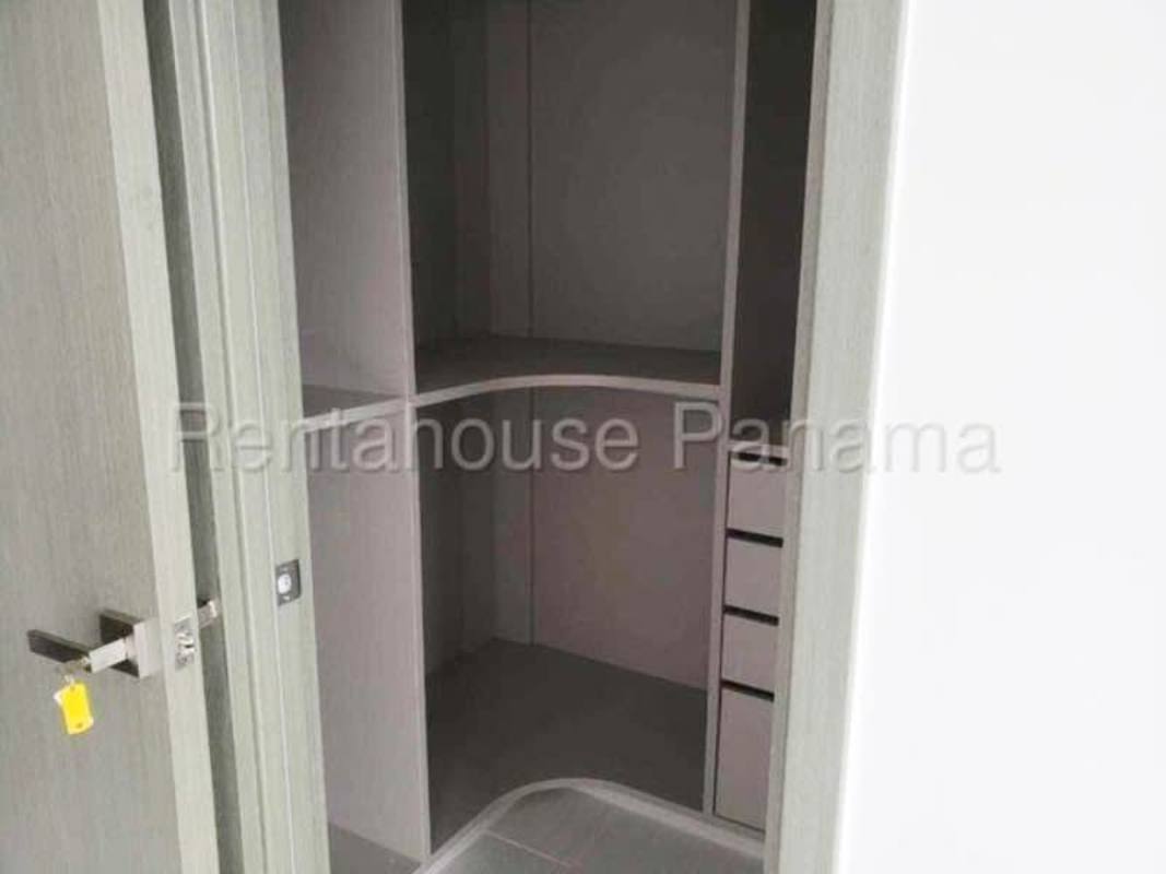 Open concept modern kitchen in PH San Francisco Bay with granite finishes