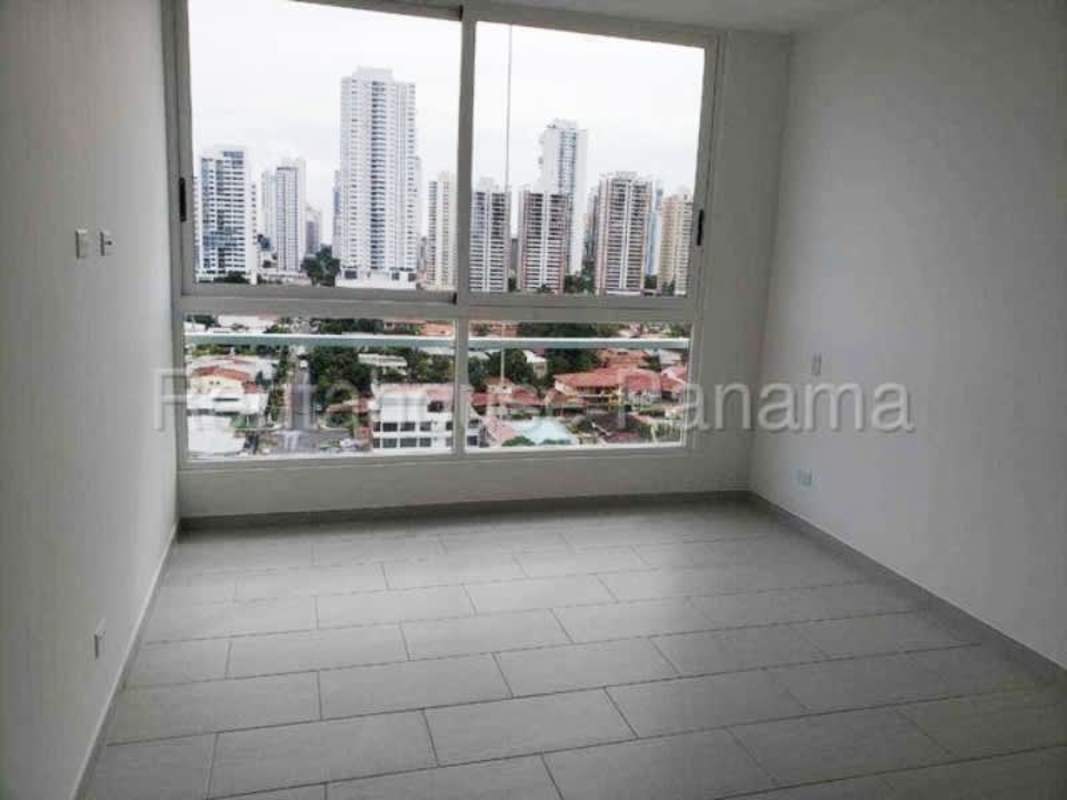 Luxury infinity rooftop pool overlooking Panama City skyline at PH San Francisco Bay