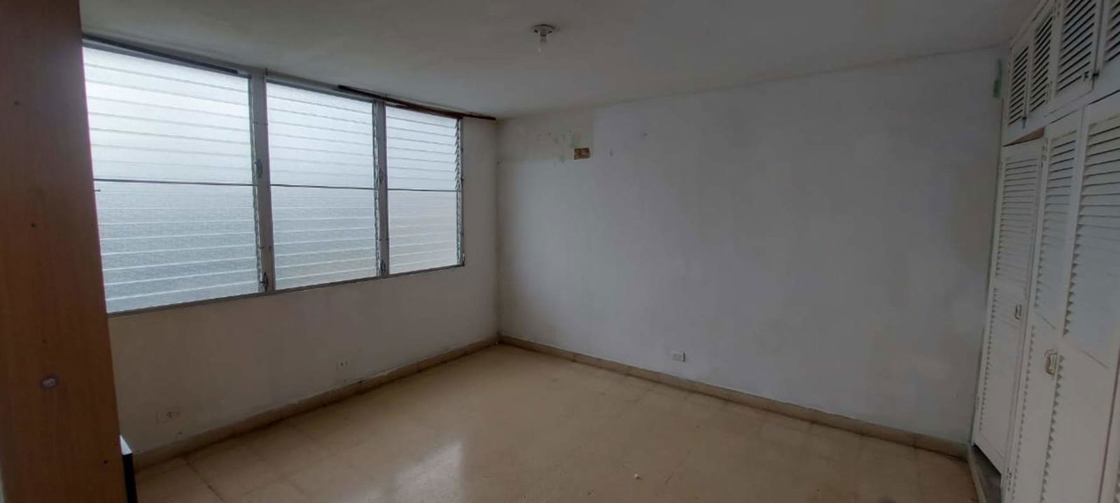 Small bedroom with frosted windows, natural light, vanity dresser in El Ingenio Panama
