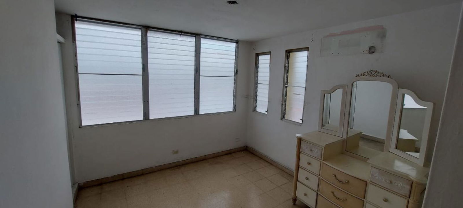 Covered balcony with skyline view, metal railing in El Ingenio apartment Bethania Panama