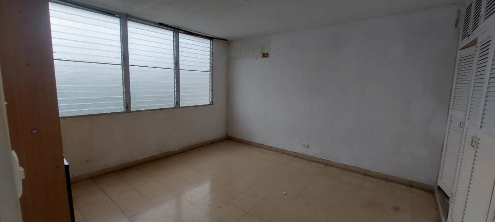 Empty bedroom with large glass windows, closet in El Ingenio Bethania Panama