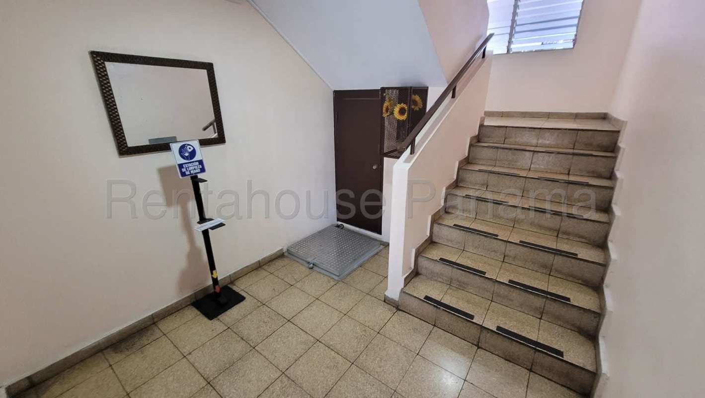 White kitchen cabinets, granite countertop, and double sink PH Aramis Panama
