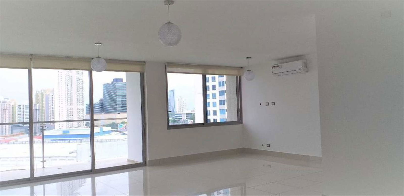 Living room with panoramic city view, tile flooring, large windows PH Bali Costa del Este