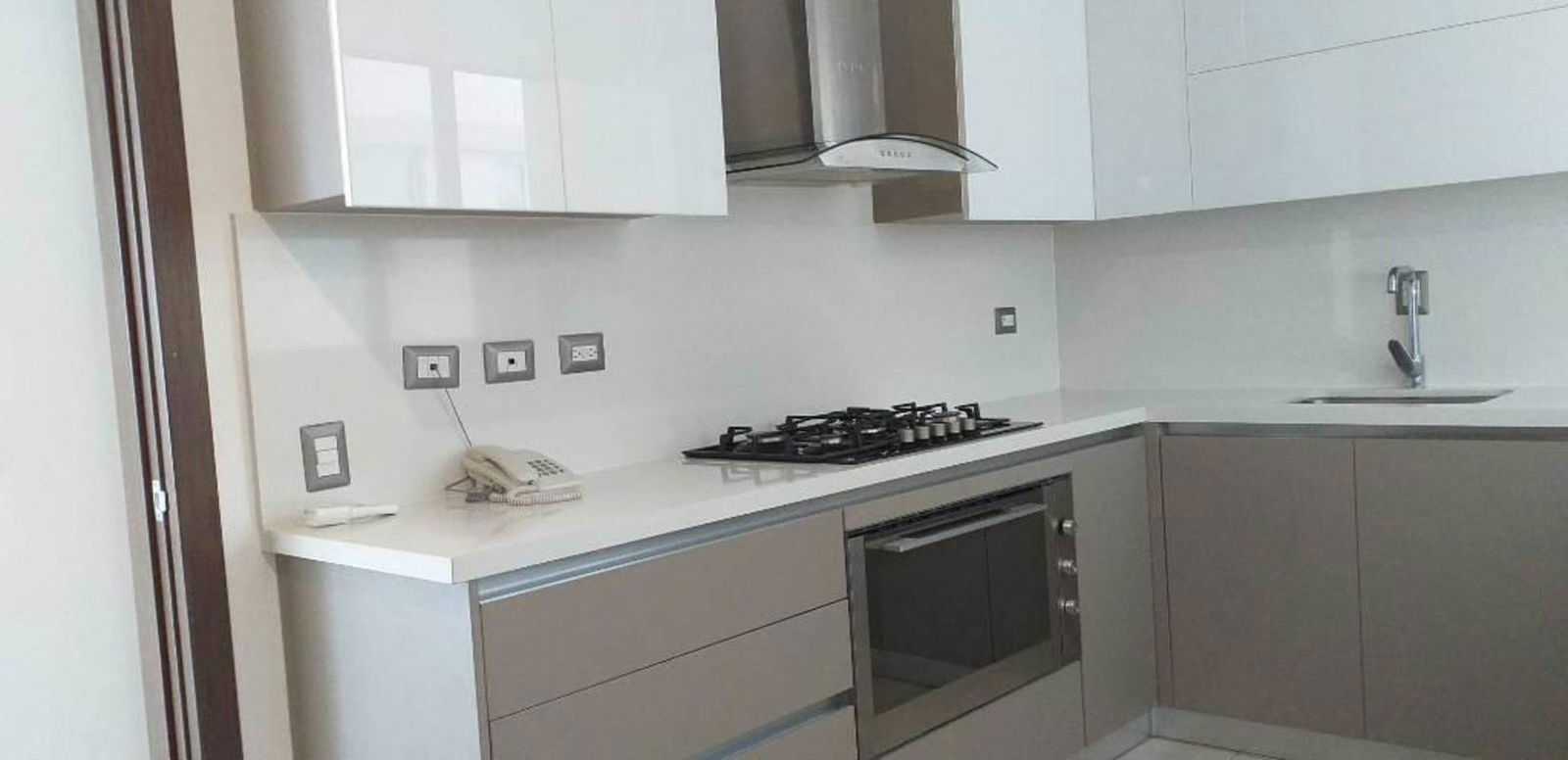 Kitchen with double-door fridge, microwave, built-in oven PH Bali Costa del Este Panama