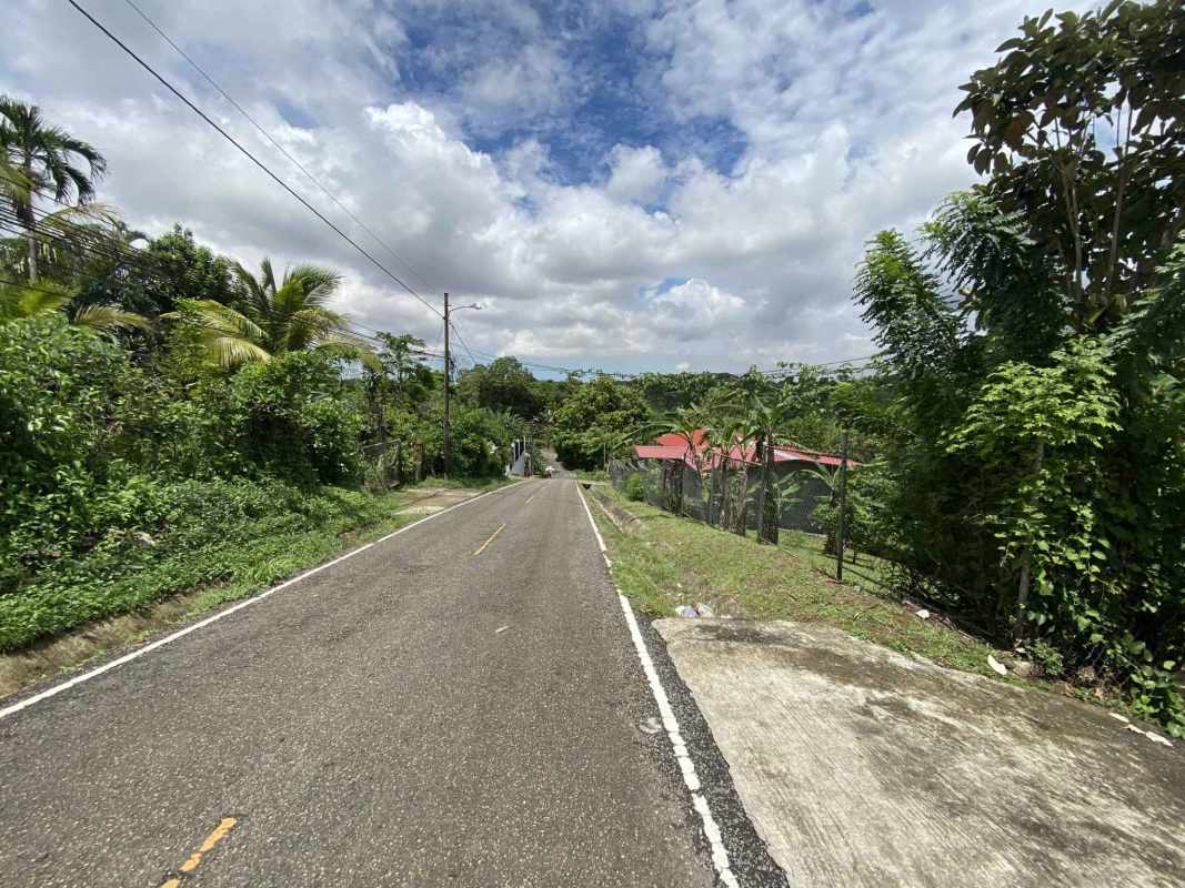 Multi-story house apartments with ample land in Las Colinas Santa Cruz Panama