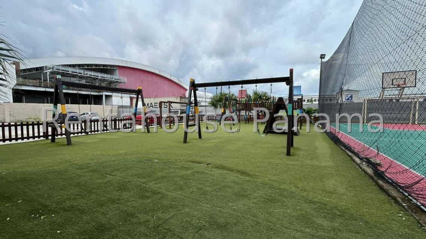 Bedroom with split AC and blinds in Costa Sur PH Torres de Versalles II apartment