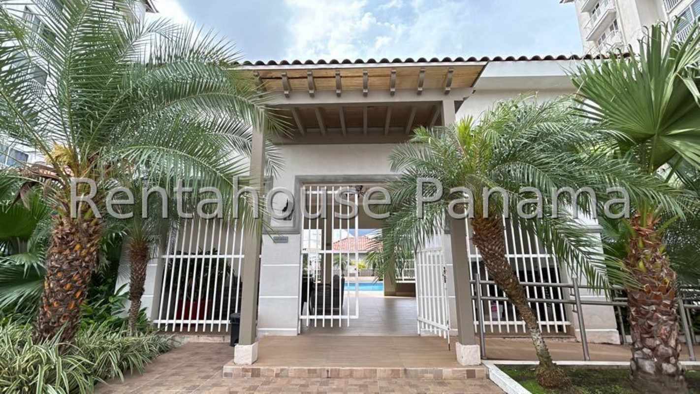 Modern bathroom with walk-in shower in Torres de Versalles II Panama