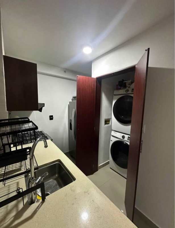 Bright second bedroom with split AC, closet, and city view at PH Vista Tower Panama